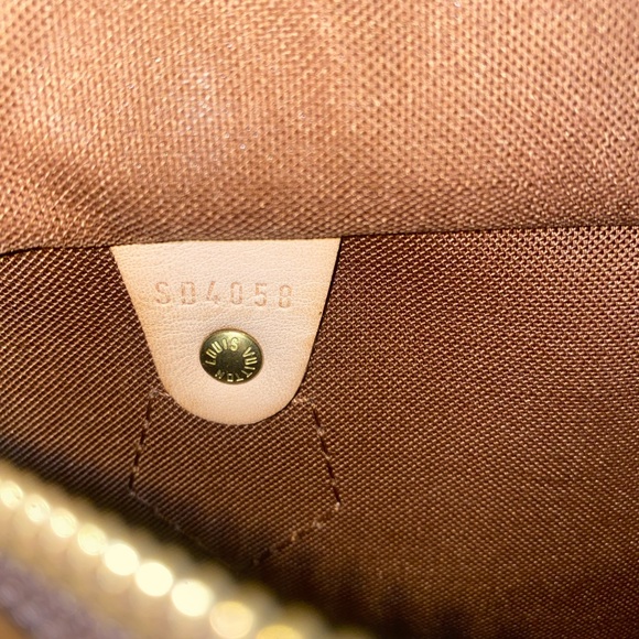 LOUIS VUITTON
Limited Edition Monogram Canvas Roses Speedy 30 Bag - Picture 7 of 8